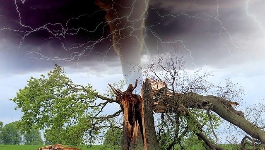 507312_412883-tornado-1193184-640-f_f