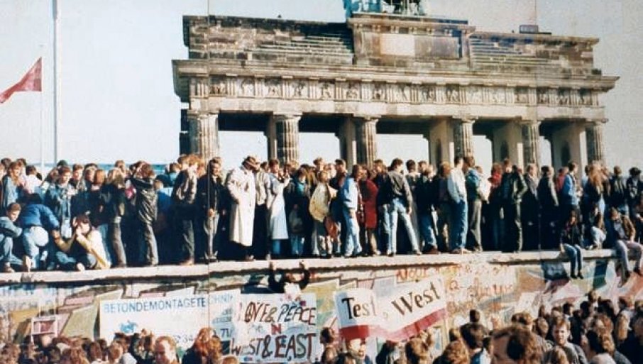 541660_west-and-east-germans-at-the-brandenburg-gate-in-1989_f