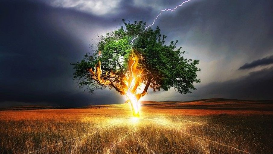 412884_lightning-845848-640_f