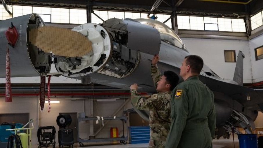 426322_f-16s-smaller-nose-cone-allows-the-su-35-to-blind-vipers-radar_f