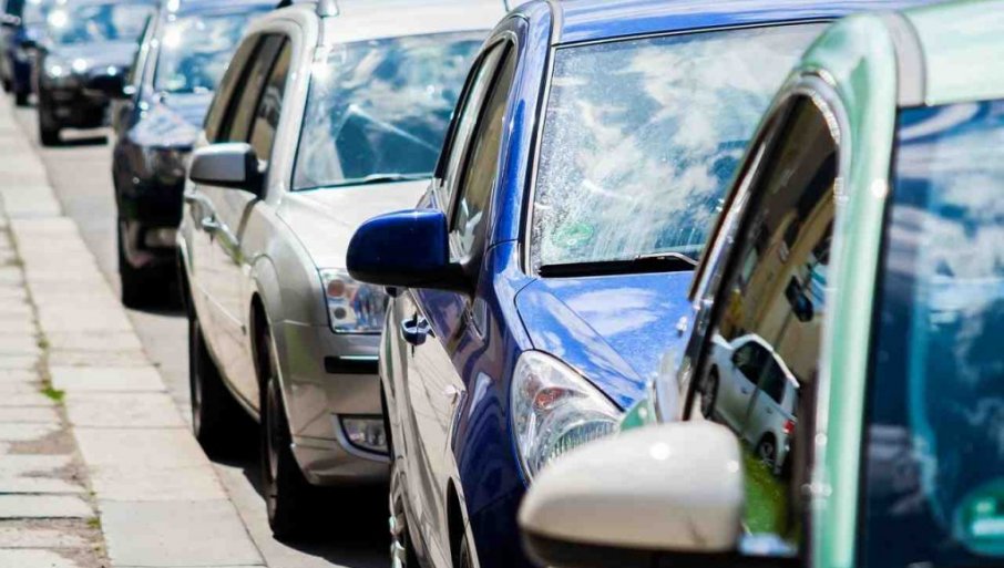 448935_automobili-parking_f