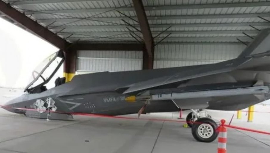 453074_strike-in-stillness-f-35cs-bow-gear-fall-rocks-marine-corps-foto-dana916_f