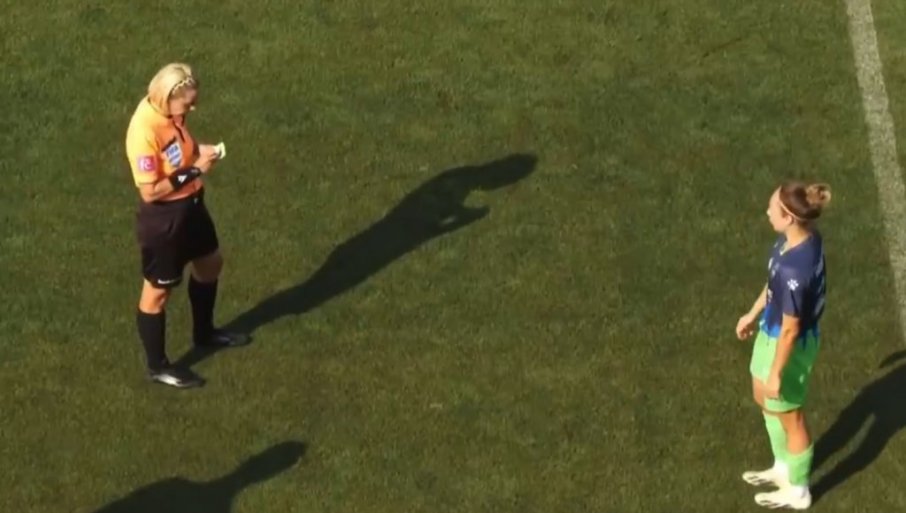 624931_kolos-sisters-sudija-daje-zuti-karton-zbog-ruskog-jezika_f