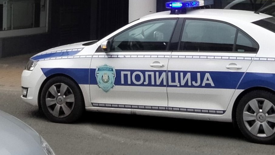 591496_policijski-auto-detalj-foto-z-grumic_f