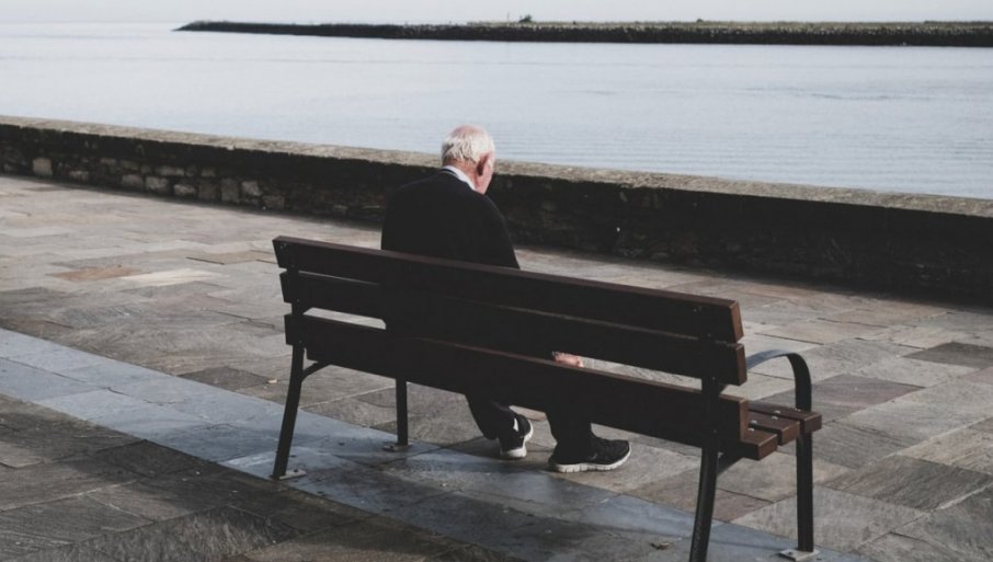 276444_45593-sam-na-klupi-ig_f