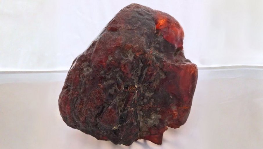 655132_amber-fossil-rock-from-romania_f
