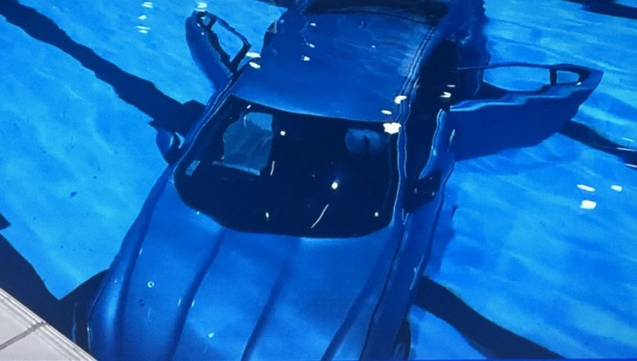 655958_automobil-u-bazenu_f