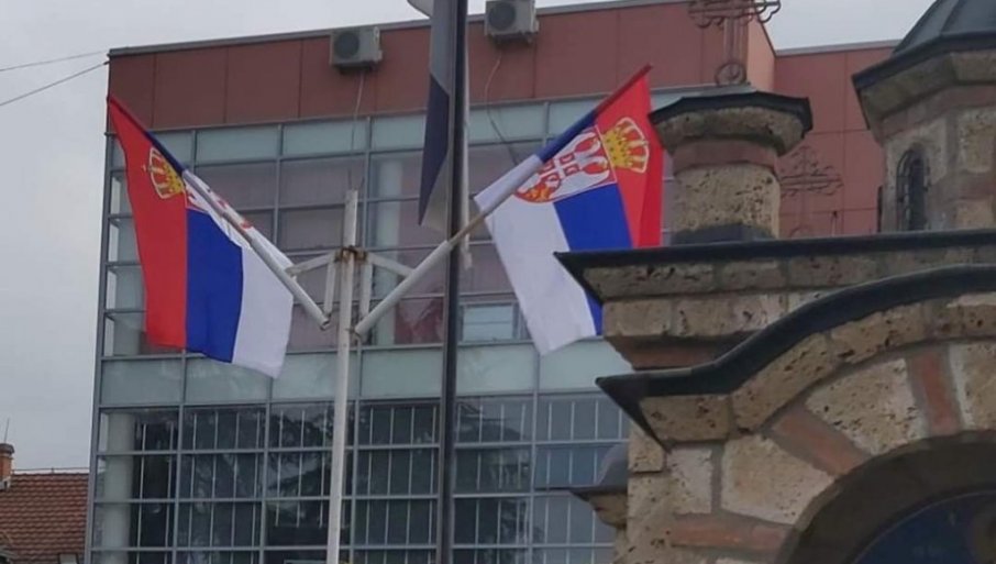 398475_zastave-ispred-ospstine-gracanica-foto-og_f