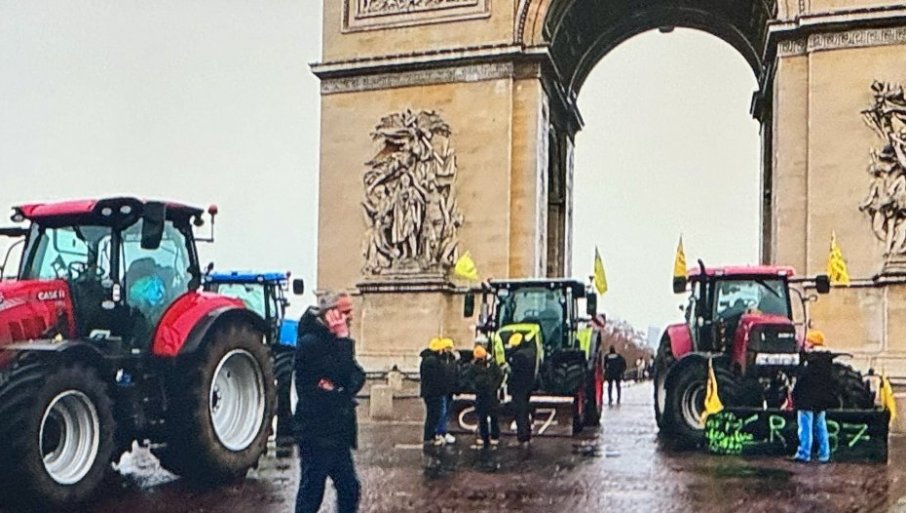 662071_traktori-ispred-trijumfalne-kapije_f