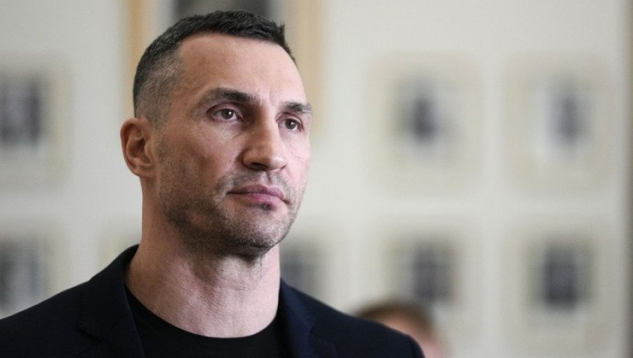 212782_get-thumbs-on-fly-2_f