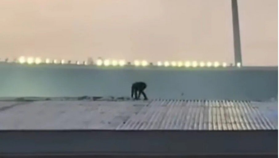 674481_screenshot-2026-02-24-at-06-14-54-ovako-se-pojavio-transparent-o-franji-tudmanu-na-marakani-navijac-trcao-po-krovu-stadiona-pa-nestao-u-rupi-telegrafrs_f